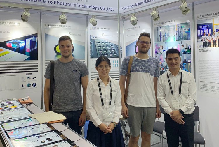 歐洲客戶(hù)了解濾光片之后合影留念