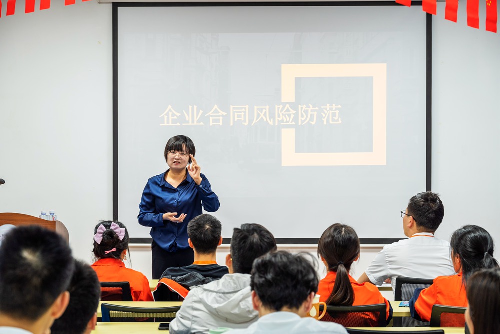 納宏光電的法律培訓(xùn)進(jìn)行中