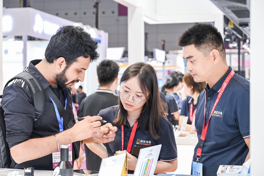 國外客戶認(rèn)真了解濾光片產(chǎn)品